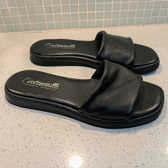 L'Intervalle Flat Leather Sandals - Picture 2 of 9